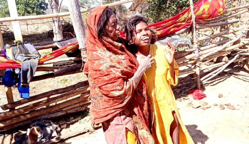 दिव्यांग मां-बेटी का अब तक नहीं बना आधार कार्ड