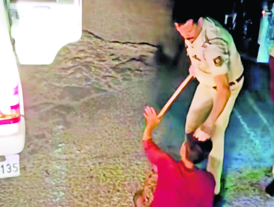 Kaimur News : युवक को बेरहमी पीट रहे एएसआइ का वीडियो वायरल, सस्पेंड