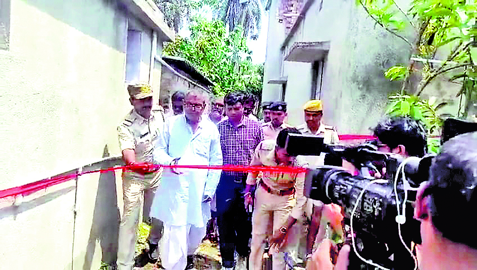 ढोलाहाट पहुंचे मंत्री बंकिम हाजरा, स्थानीय लोगों का फूटा गुस्सा