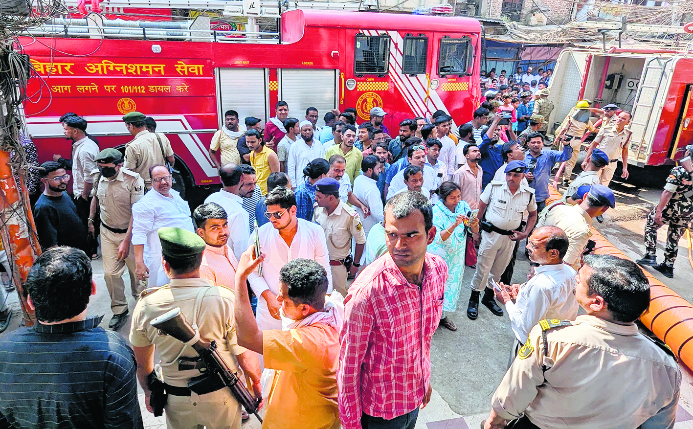 तनिष्क शोरूम के बेसमेंट में लगी आग, 10 बाइकें और एक कार के साथ लाखों की संपत्ति जलकर राख