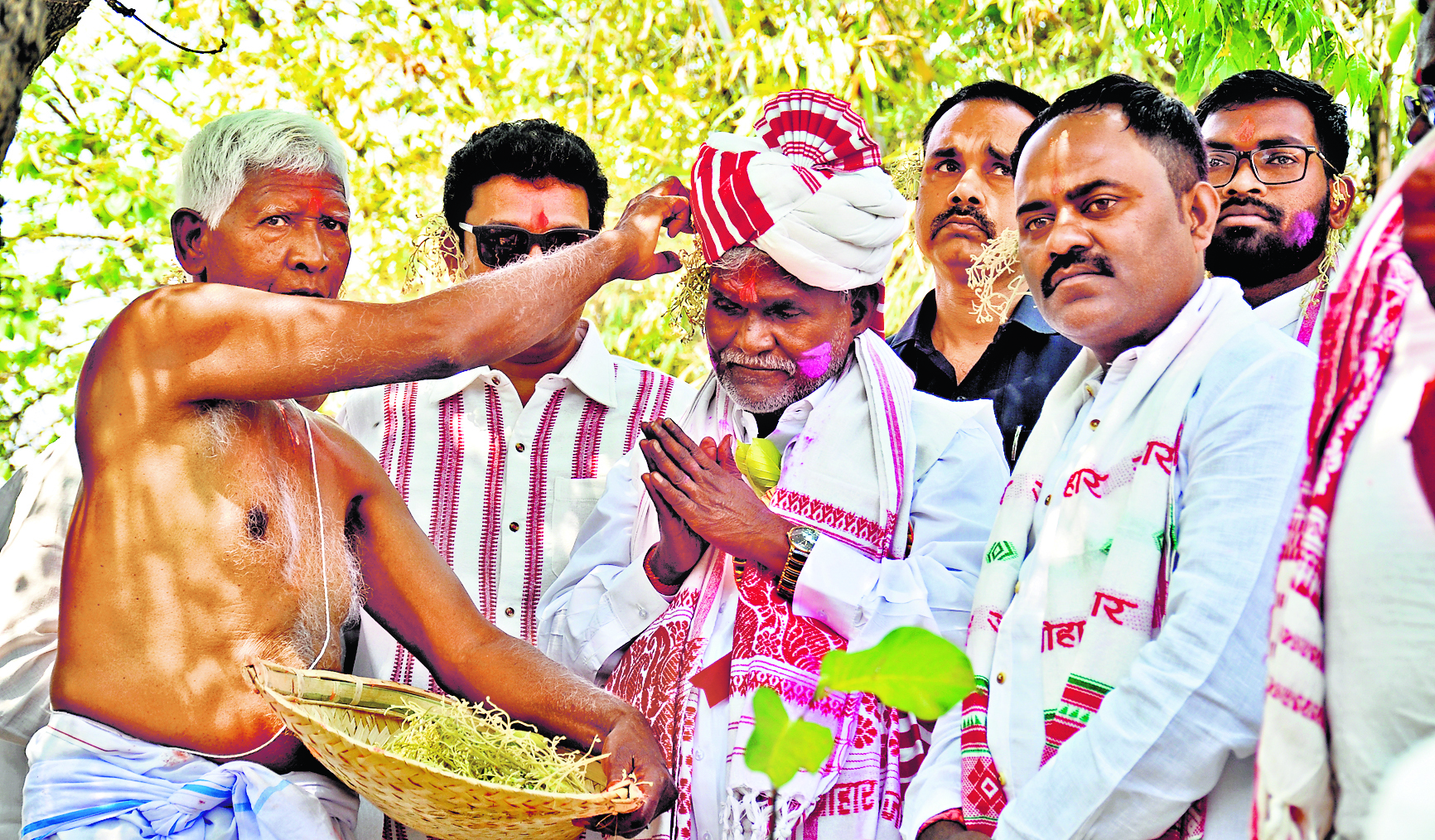 Ranchi News : हातमा सरना स्थल पर पूजा में शामिल हुए चंपाई सोरेन