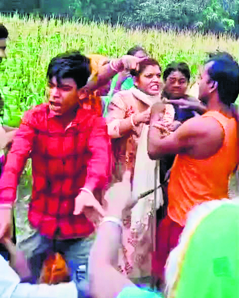 भूमि विवाद को लेकर दो पक्षों के बीच जमकर हुई मारपीट में दो महिला समेत तीन जख्मी