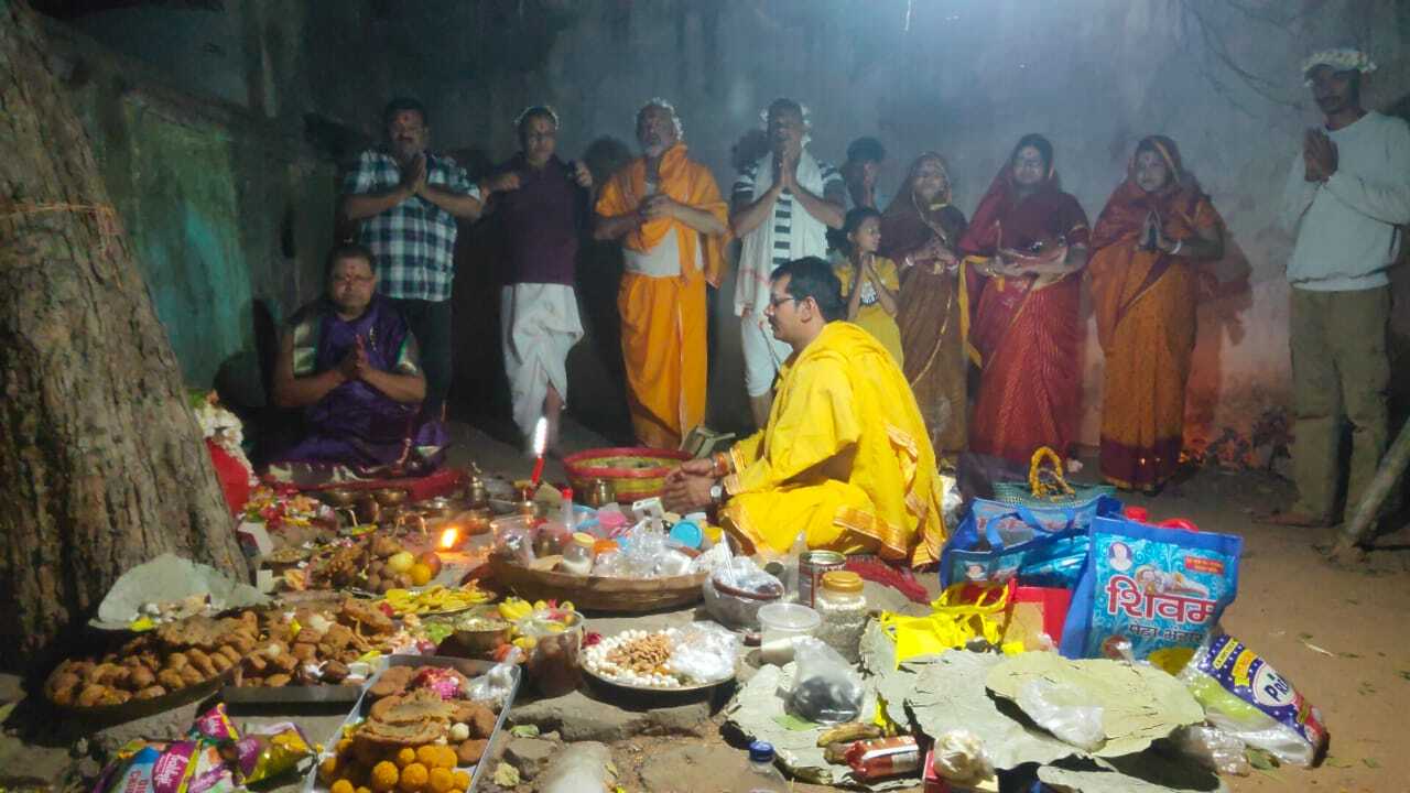 deoghar news : बेल वृक्ष में विशेष पूजा कर माता को दिया गया निमंत्रण, आज होंगी वेदी पर विराजमान