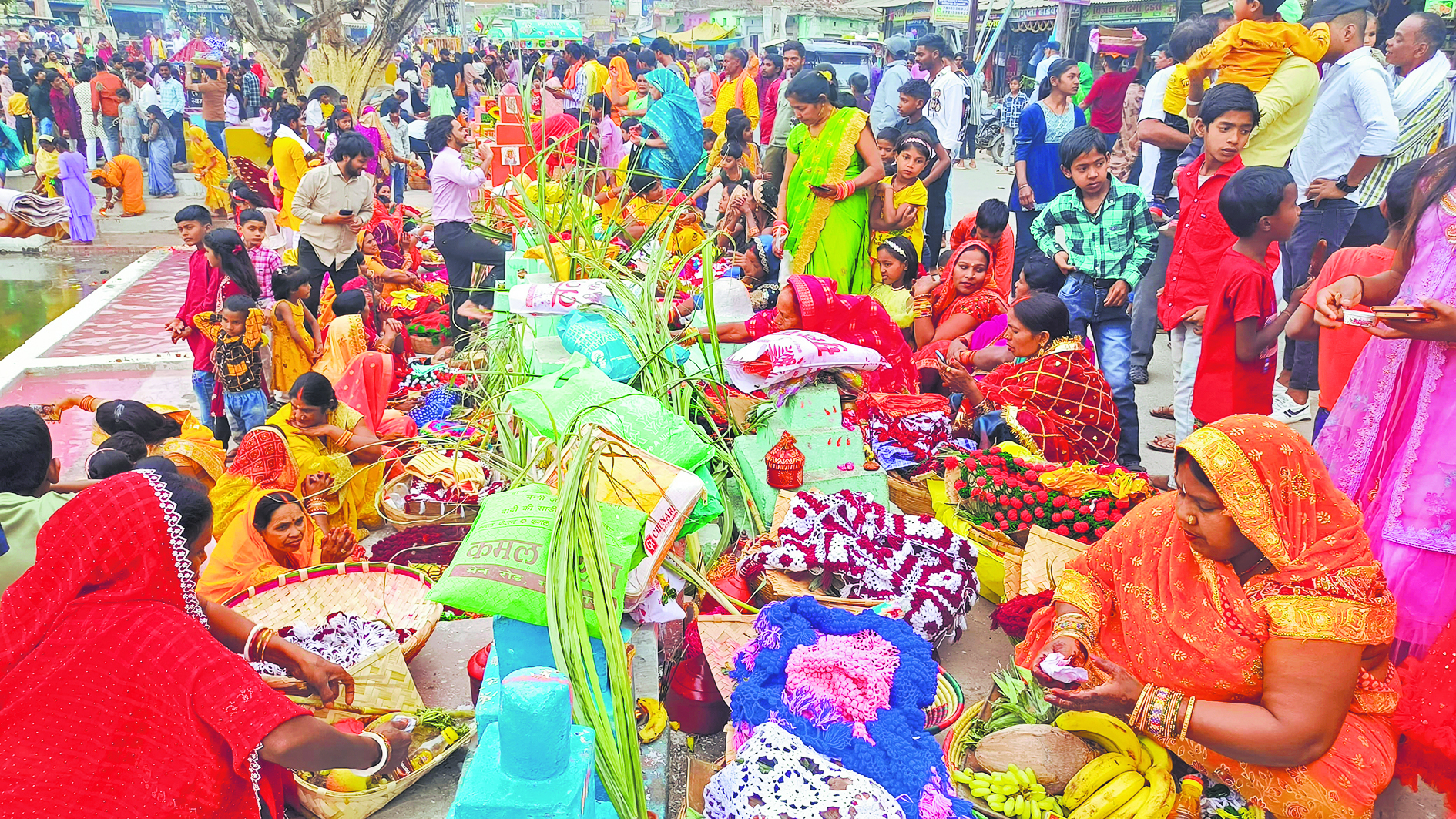Gopalganj News : छठव्रतियों ने अस्ताचलगामी सूर्य को दिया अर्घ, आज उदीयमान भास्कर को देंगे अर्घ