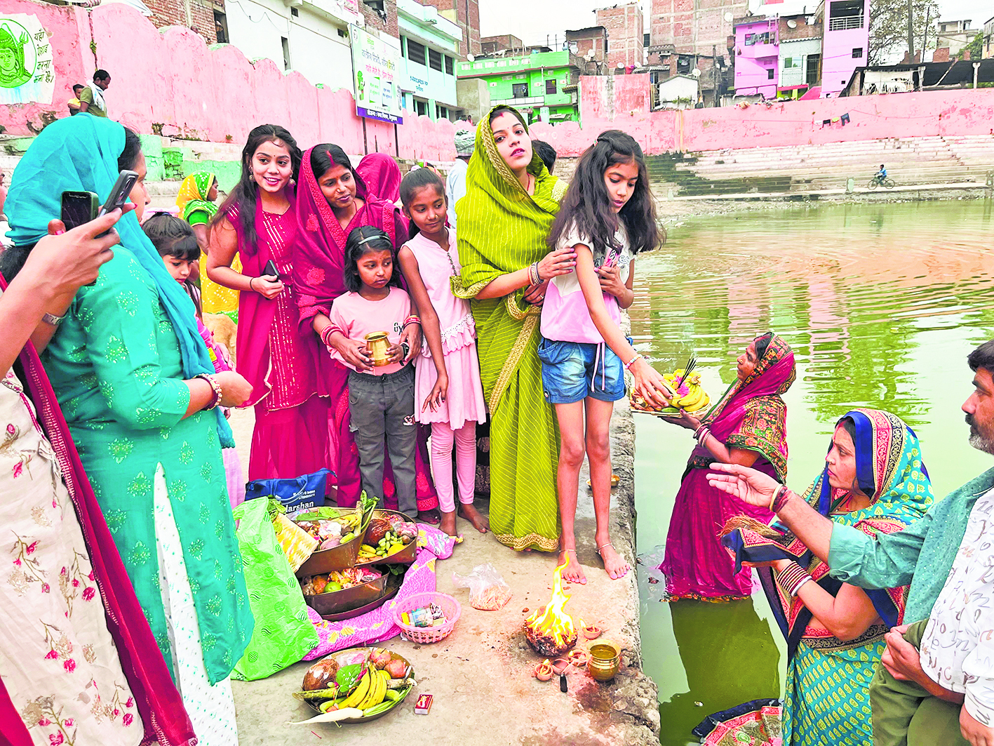 व्रतियों ने नदियों व तालाबों में चैती छठ पर अस्ताचलगामी सूर्य को दिया अर्घ