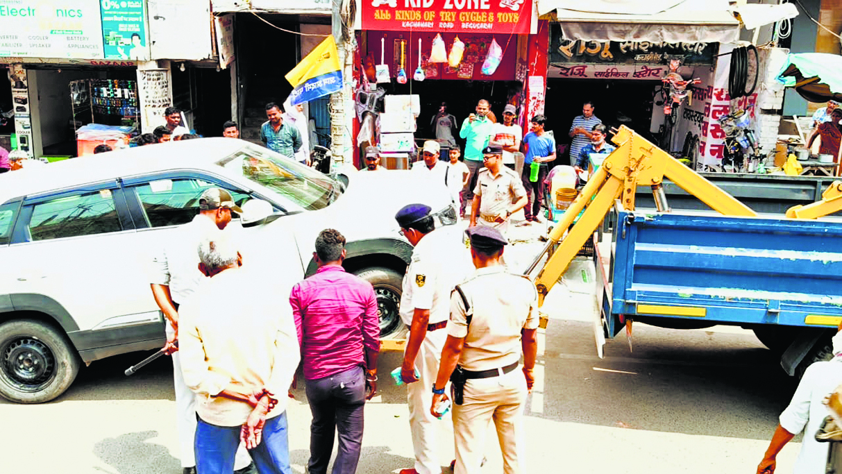 अवैध पार्किंग के खिलाफ ट्रैफिक पुलिस का विशेष अभियान, वसूली गयी जुर्माना की राशि