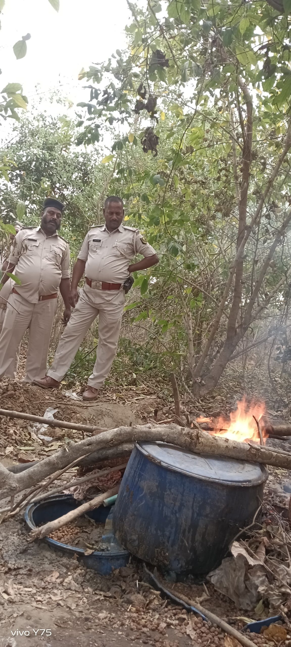 नवादा के जंगल में तीन शराब भट्ठियों को किया ध्वस्त