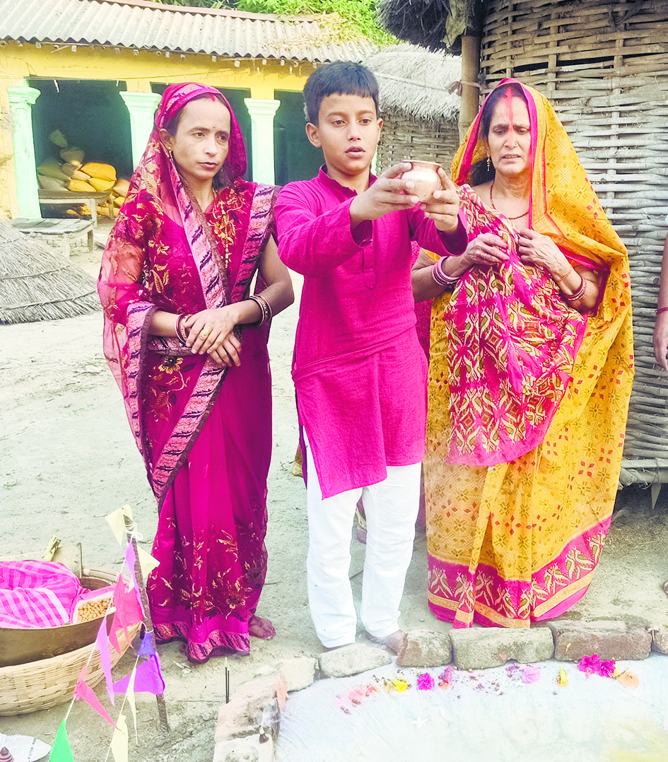Chhapra News : उदीयमान सूर्य को अर्घ अर्पित कर व्रतियों ने की सुख-समृद्धि की कामना