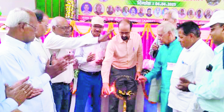 Chhapra News : मंडल स्तरीय अधिवेशन में सेवानिवृत्त रेलकर्मियों की उठायी गयी मांगें