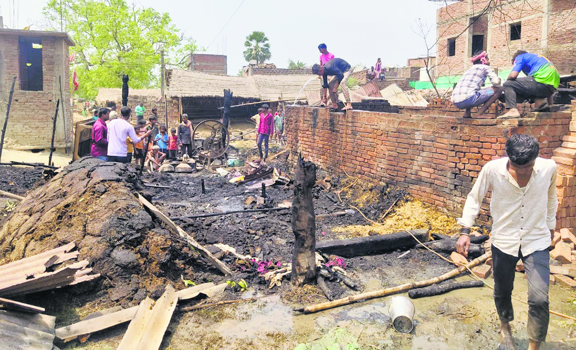 Chhapra News : शाॅर्ट सर्किट से पांच घरों में लगी आग, लाखों की संपत्ति जलकर राख