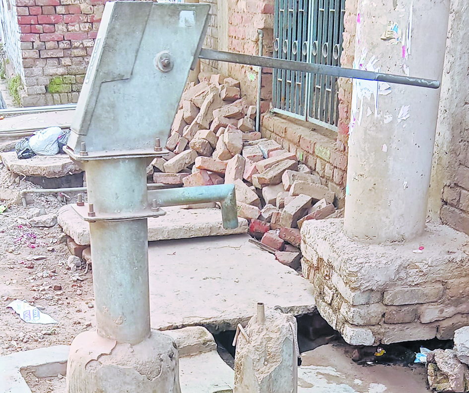 Chhapra News : पानी की किल्लत से जूझ रहे सारण के कई मुहल्लों के लोग