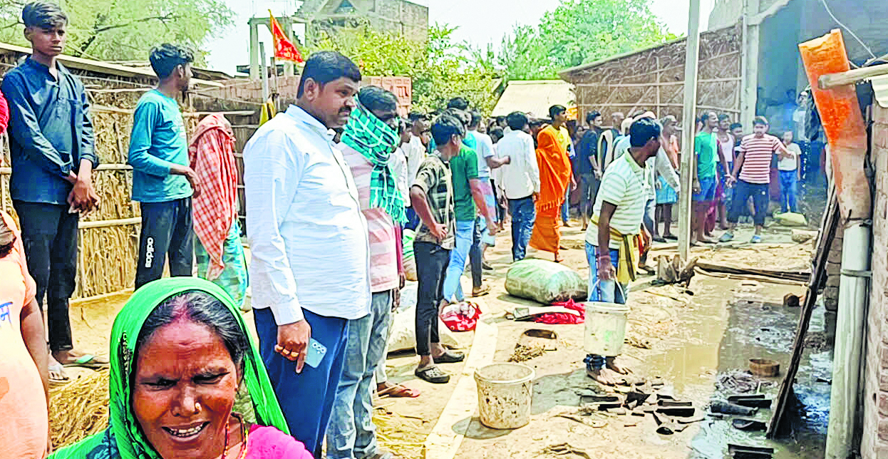 चूल्हे की चिंगारी से लगी आग, तीन घर जलकर हुए राख