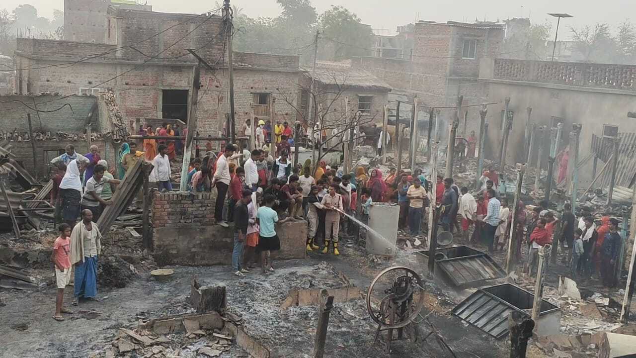 Darbhanga :कुशेश्वरस्थान में भीषण अग्निकांड, भठवन व मधुबन के 73 घर खाक