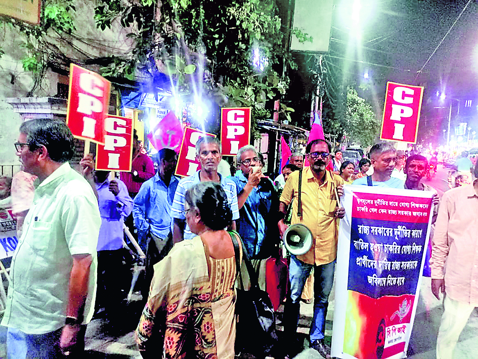 शिक्षकों की नौकरी जाने पर सीपीआइ ने किया प्रदर्शन
