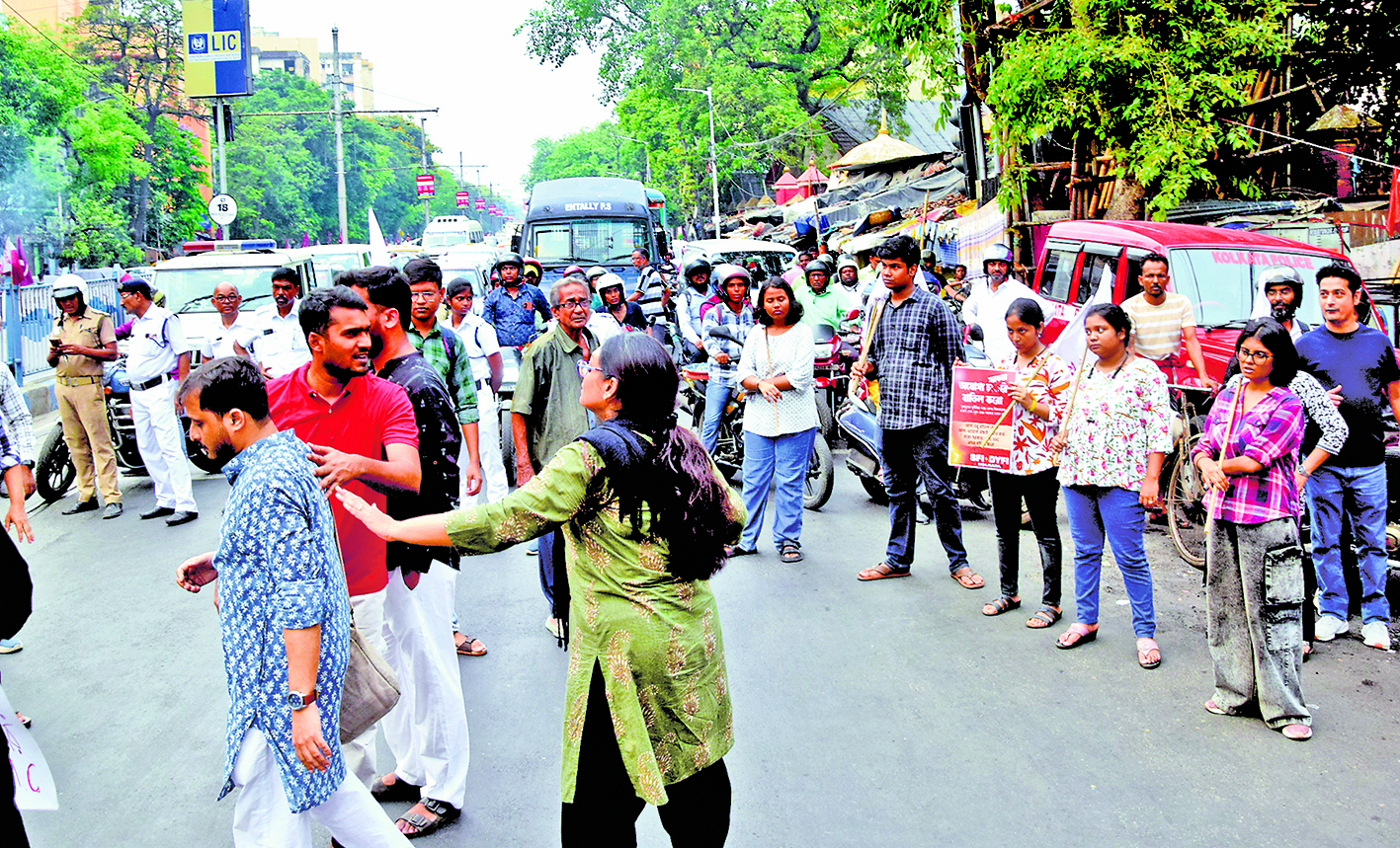 एसएफआइ व डीवाईएफआइ ने की मुख्यमंत्री से इस्तीफे की मांग