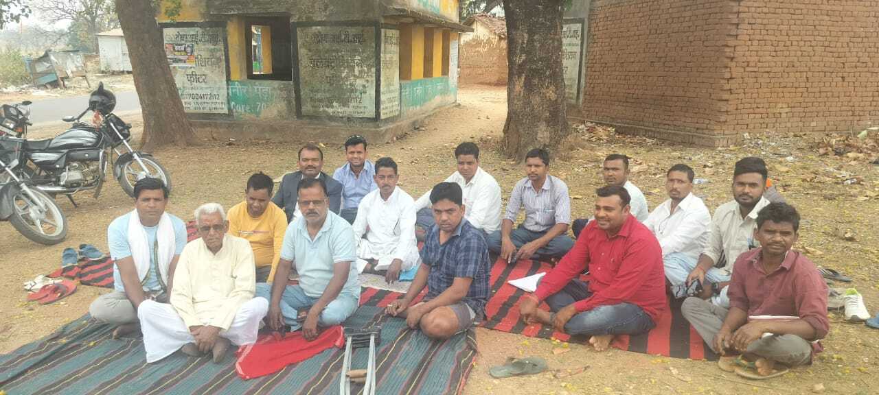 Bokaro News : कहीं प्रबंधन का पुतला फूंका, कहीं रोड जाम