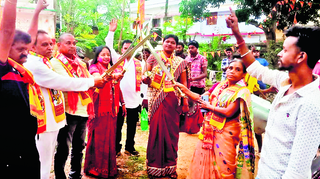 east singhbhum news: धालभूमगढ़ में निकला रामनवमी का अखाड़ा जुलूस