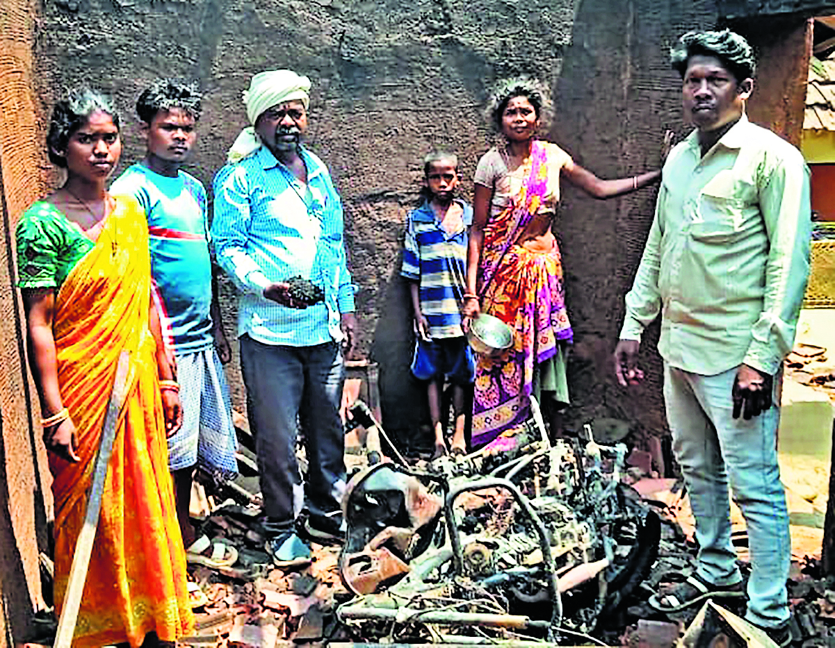 east singhbhum news: डुमरिया में आग से घर, बाइक व लाखों के सामान खाक