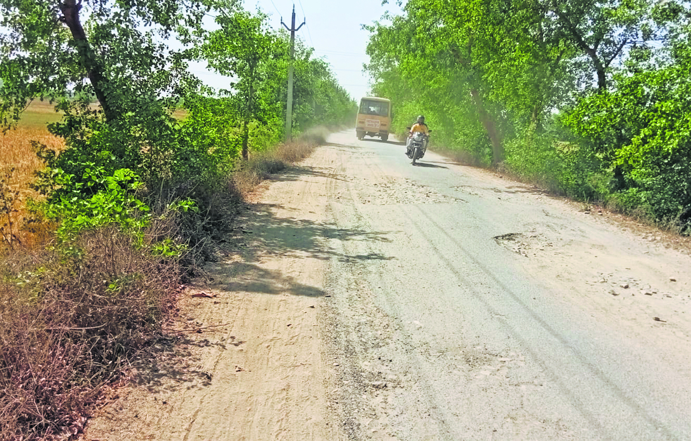 Kaimur News : कुदरा से करहगर जाने वाली सड़क गड्ढे में तब्दील