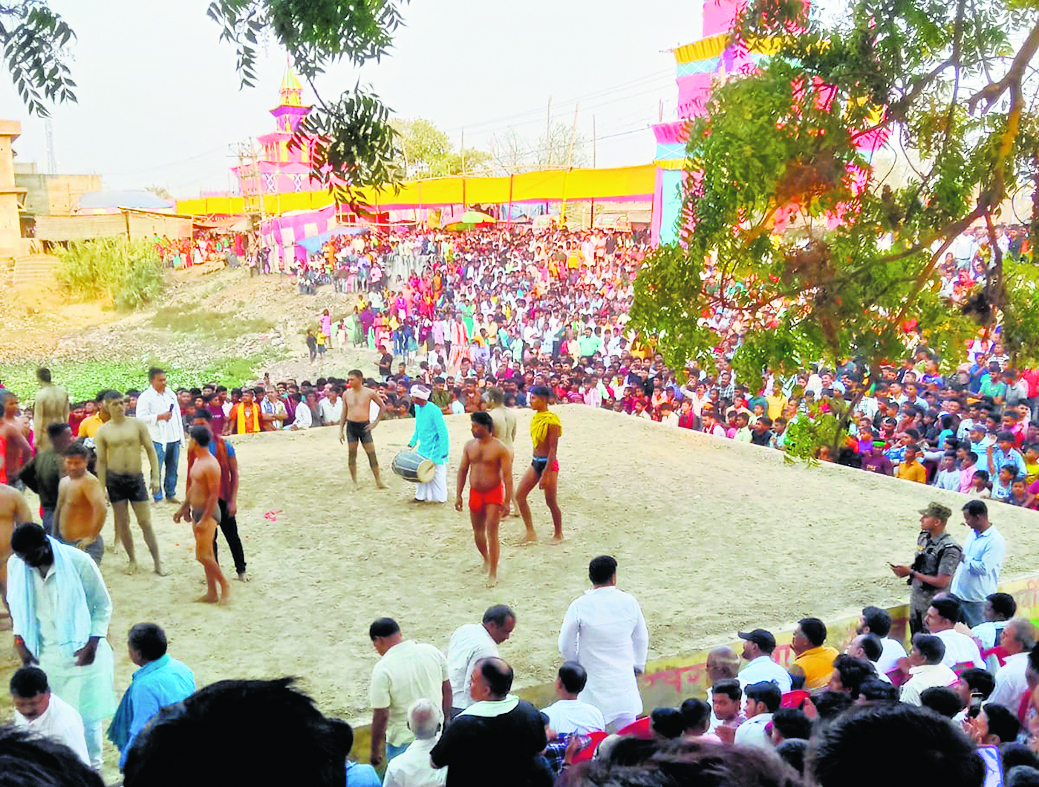 दंगल कार्यक्रम में दर्जनों ख्याति प्राप्त पहलवानों ने दिखाया दम