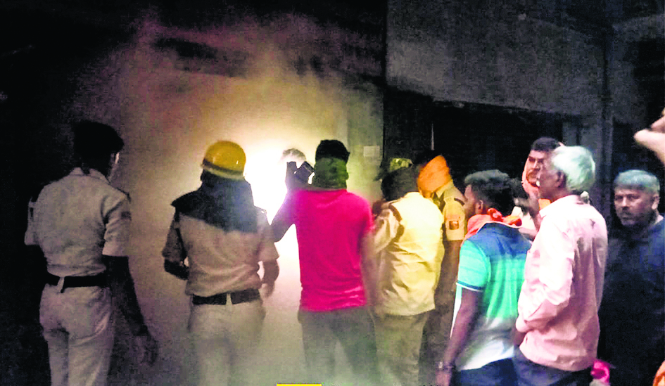 Saran News : शहर के नगरपालिका चौक पर मार्केट काॅम्प्लेक्स में लगी आग