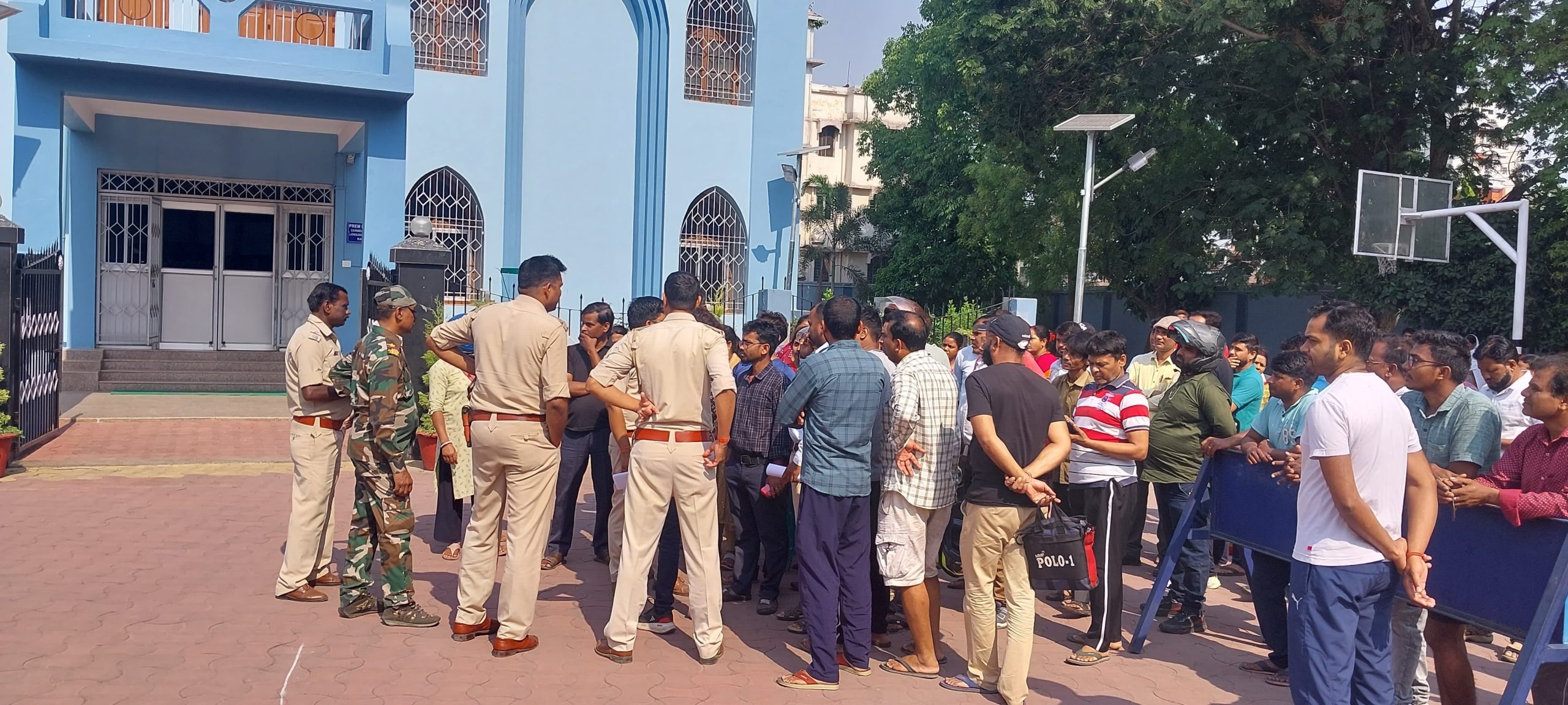 फीस वृद्धि के खिलाफ अभिभावकों ने किया हंगामा