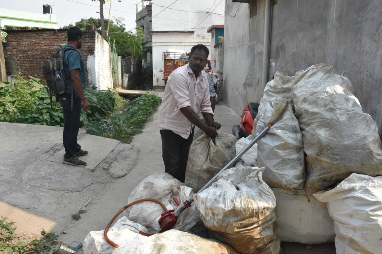 नकली मोबिल मार्केट में सप्लाई करने वाले का भंडाफोड़