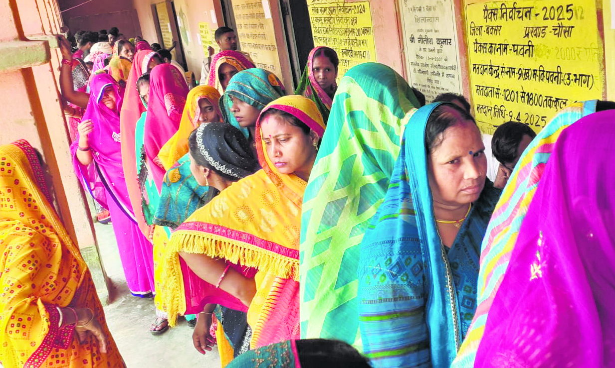 चौसा में 55.96 और पवनी में 69.64 फीसदी पड़े वोट