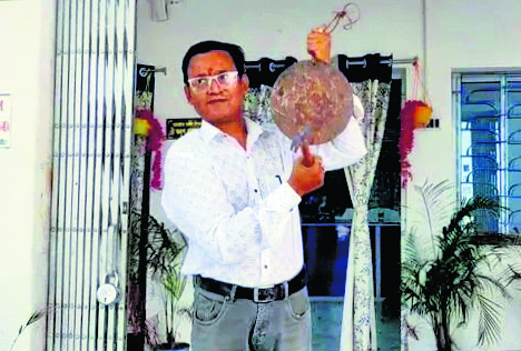 हेडमास्टर ही कर रहे स्कूल के क्लर्क-चपरासी के भी काम