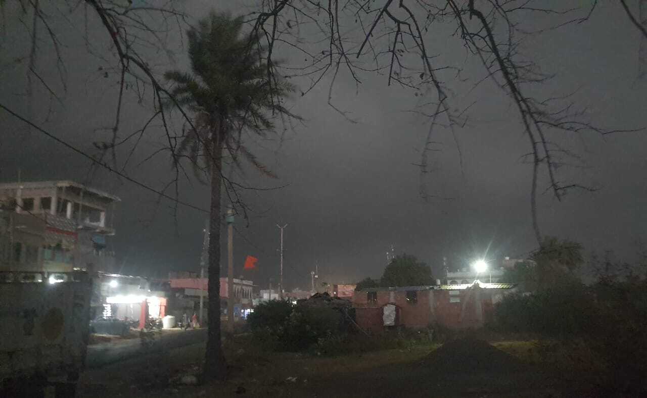 तेज आंधी व मेघ गर्जन के साथ हुई बारिश