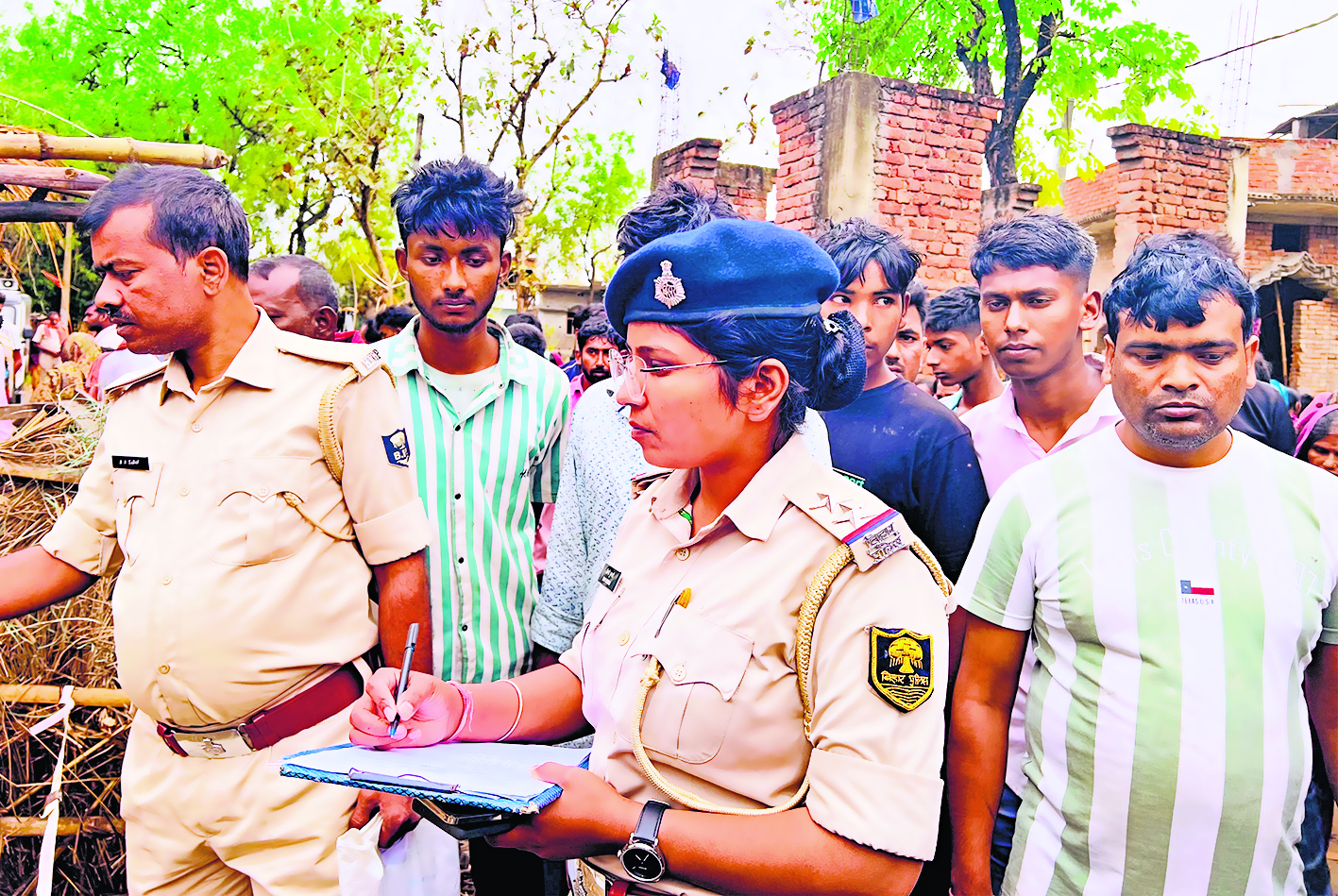 Gopalganj News : श्रीपुर में तेज आंधी में झोंपड़ी पर गिरा विशाल पेड़, दबने से महिला की मौत