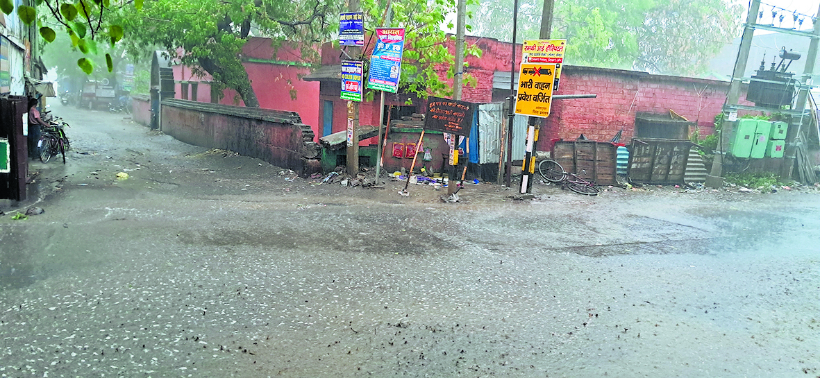 Saran News : बेमौसम बारिश से किसान परेशान