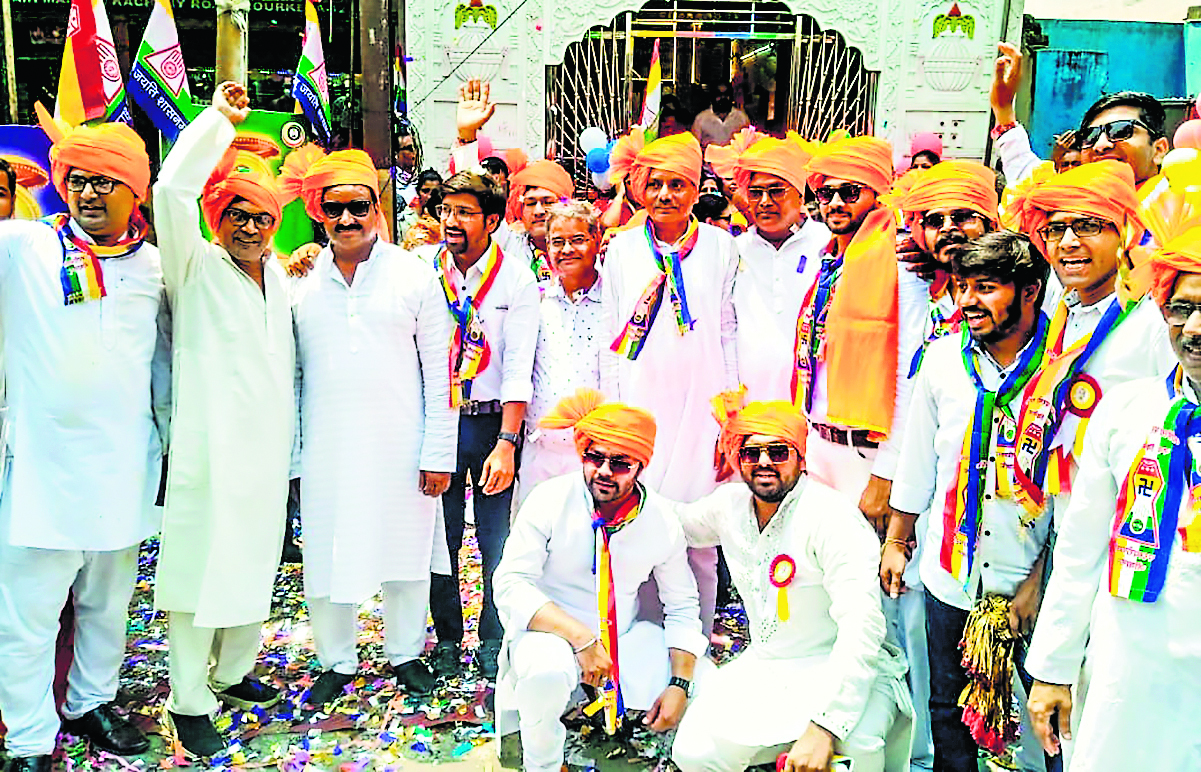 Rourkela News: जैन धर्म के 24वें तीर्थंकर भगवान महावीर की जयंती पर निकली विशाल शोभायात्रा