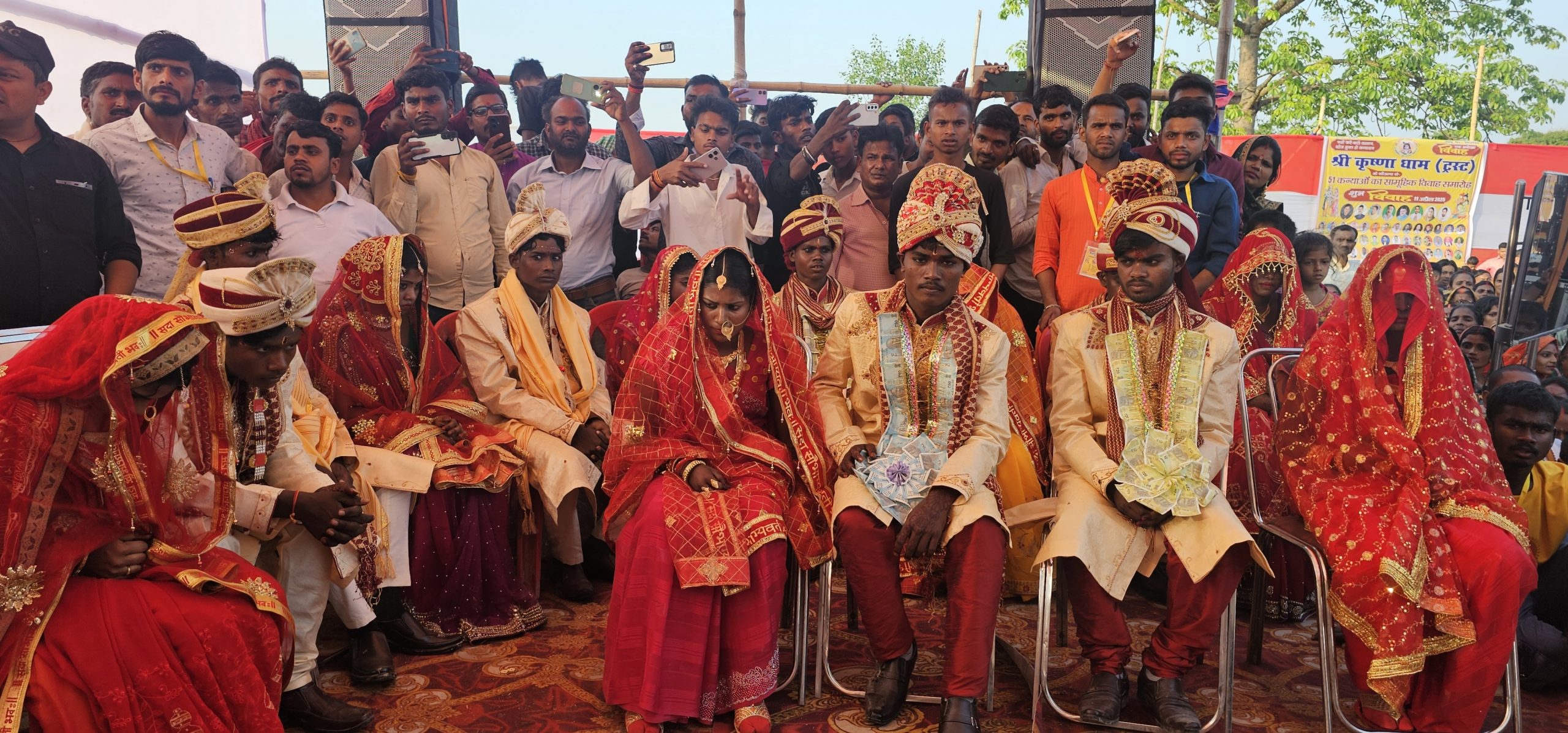Motihari: सामूहिक विवाह में 21 जोड़े वर-वधू शादी के बंधन में बंधे
