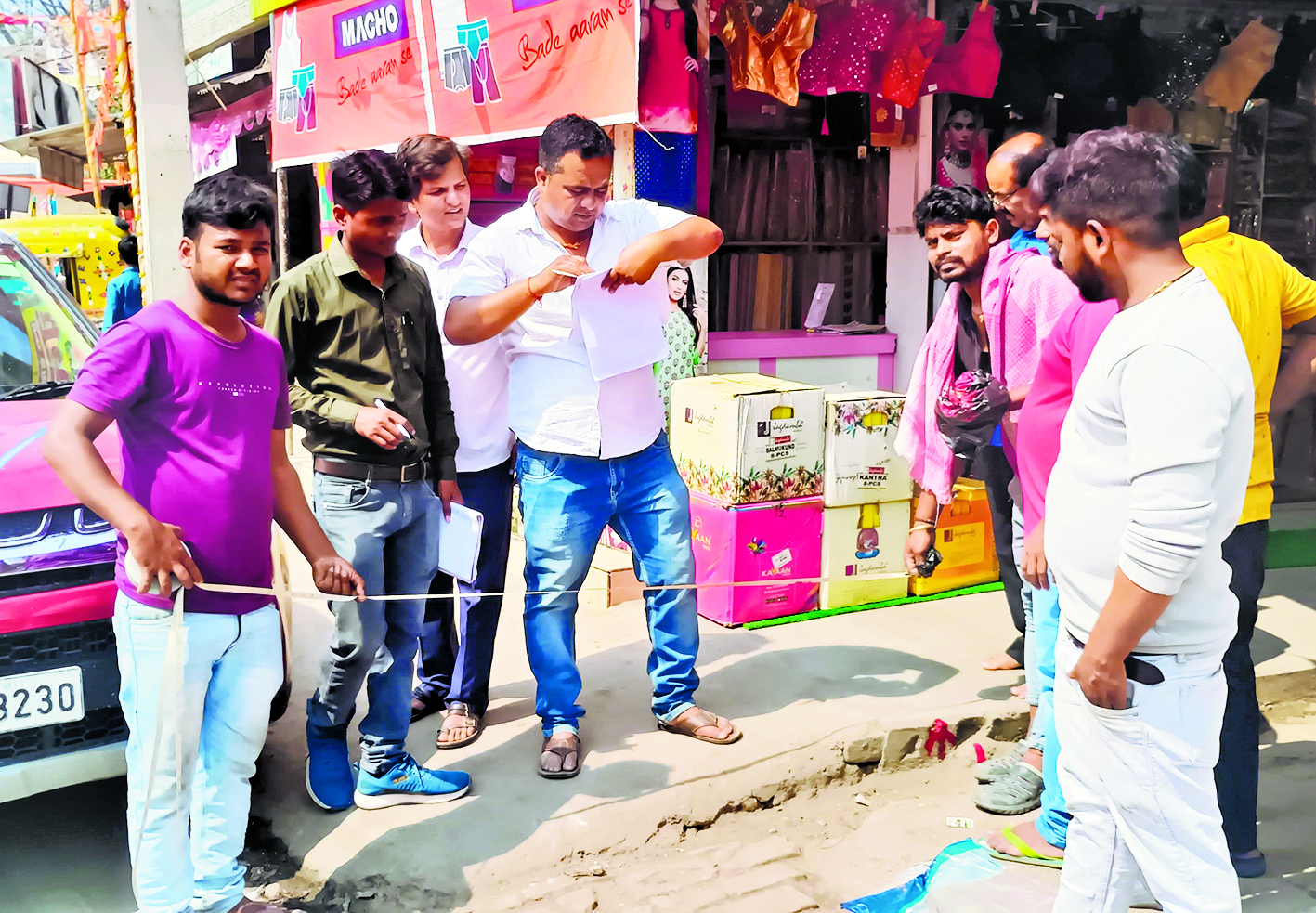 Saran News : परसा बाजार में अतिक्रमण के खिलाफ कार्रवाई, अमीनों ने की मापी