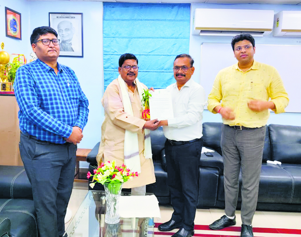 आरा सांसद सुदामा प्रसाद ने डीआरएम से की मुलाकात