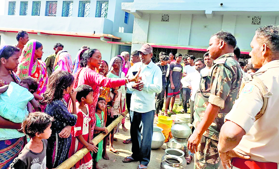 east singhbhum news: पेयजल संकट पर फूटा ग्रामीणों का गुस्सा, 4 घंटे सड़क जाम