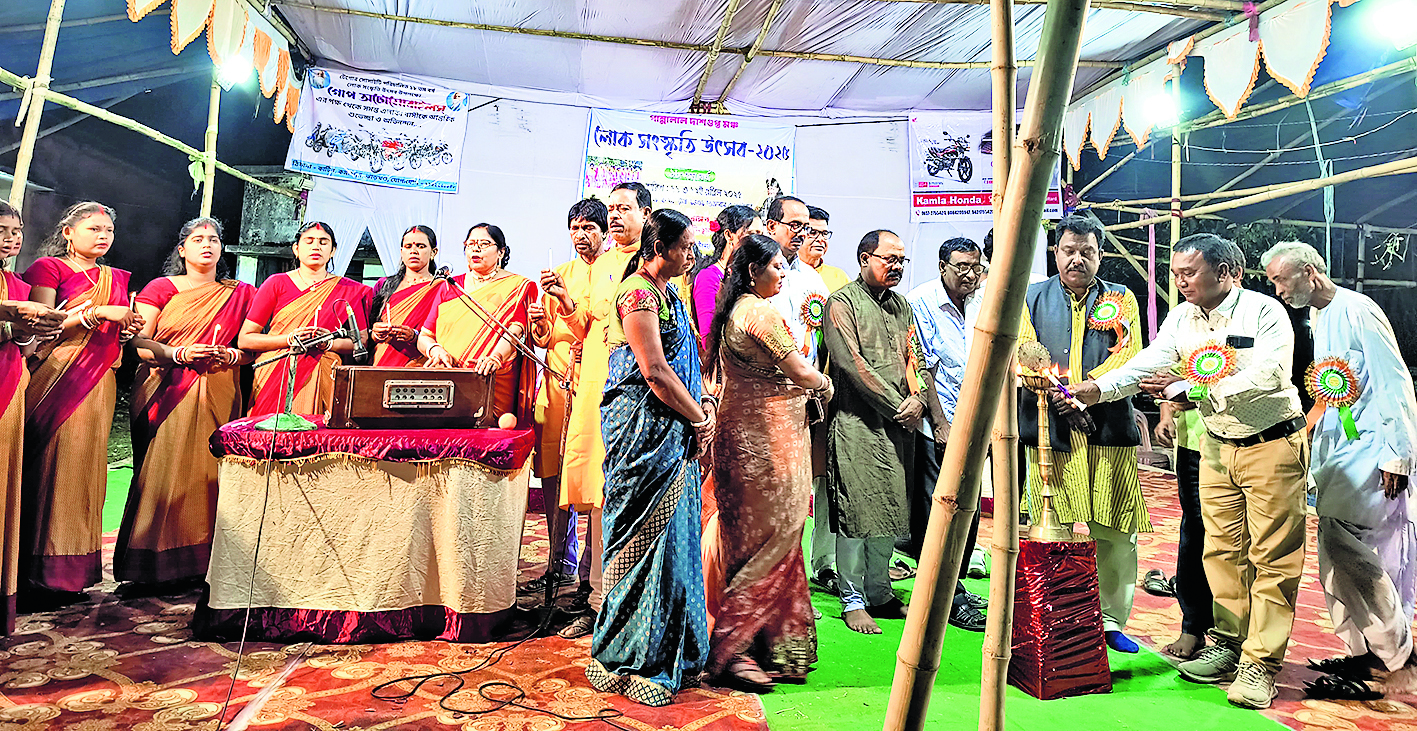 east singhbhum news: संताली नृत्य से पुरुलिया के कलाकारों ने बांधा समां