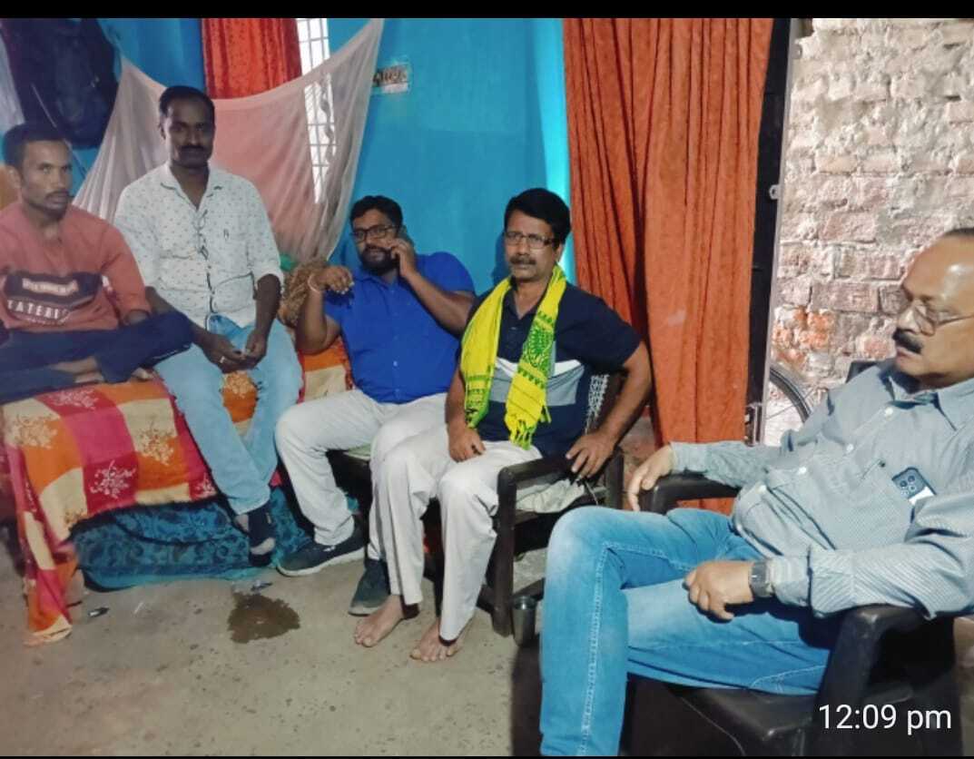 प्रभात साहू के परिजनों से मिले तेली साहू समाज संघर्ष समिति के लोग