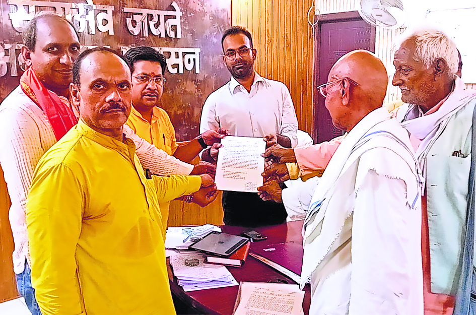 Saran News : सबलपुर दियारा के किसानों ने सोनपुर अनुमंडल कार्यालय पर किया प्रदर्शन