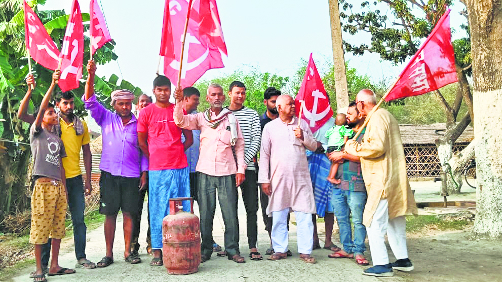 Saran News : बहुआरापट्टी में वक्फ बिल और महंगाई के खिलाफ भाकपा का विरोध मार्च