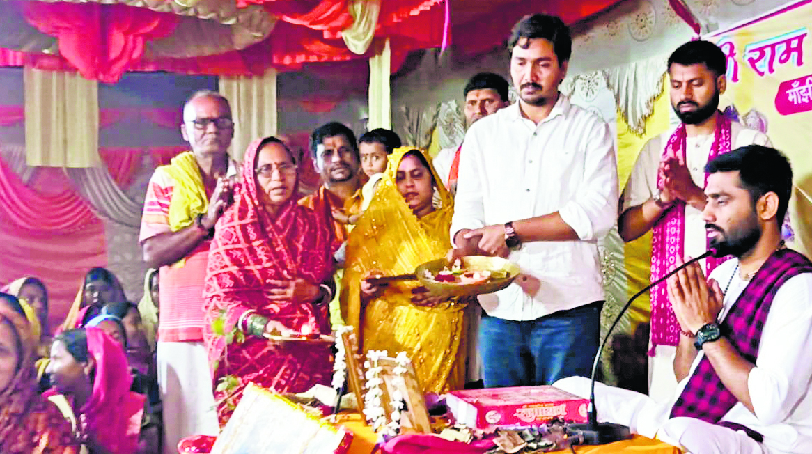 Saran News : रामायण हमें जीवन जीने की कला सिखाती है : आचार्य रविरंजन