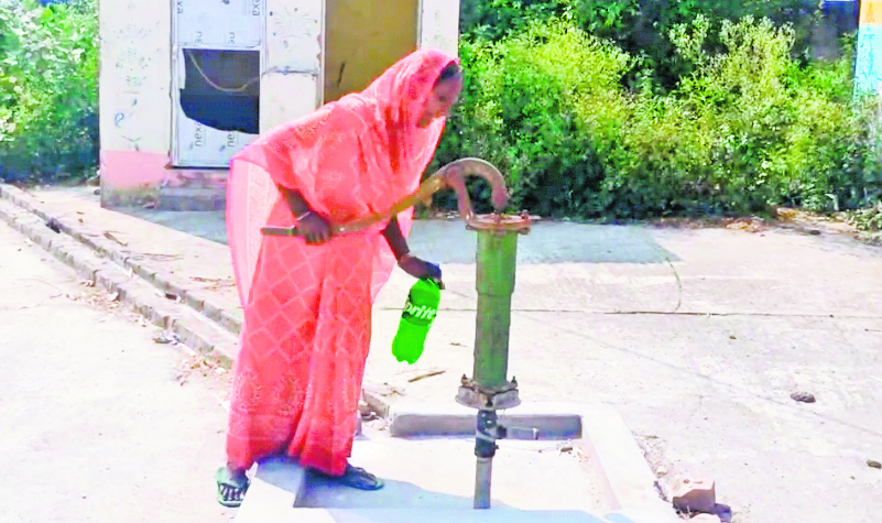 Saran News : परसा प्रखंड परिसर में लगे चापाकल महीनों से खराब, फरियादी बेहाल