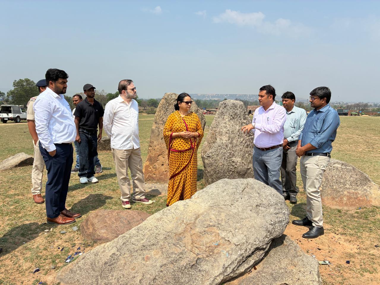 मुख्य सचिव ने किया मेगालिथ एवं इसको गुफा का अवलोकन