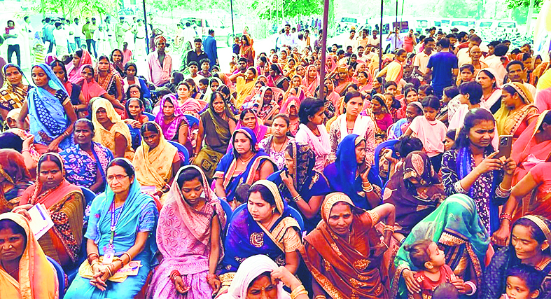 Gopalganj News : जिला प्रशासन ने महादलित बस्ती में लगाया विशेष शिविर, 22 योजनाओं का लोगों को मिला लाभ
