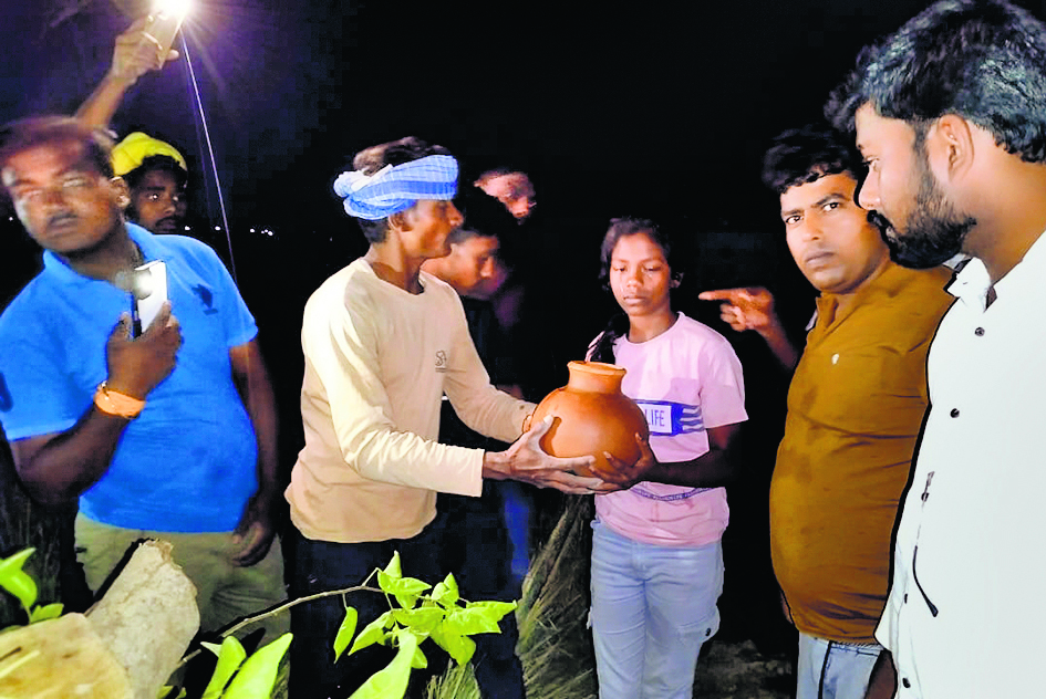 Gopalganj News : यूपी में ट्रेन से गिर कर गवंदरी गांव के युवक की गयी जान, मचा कोहराम