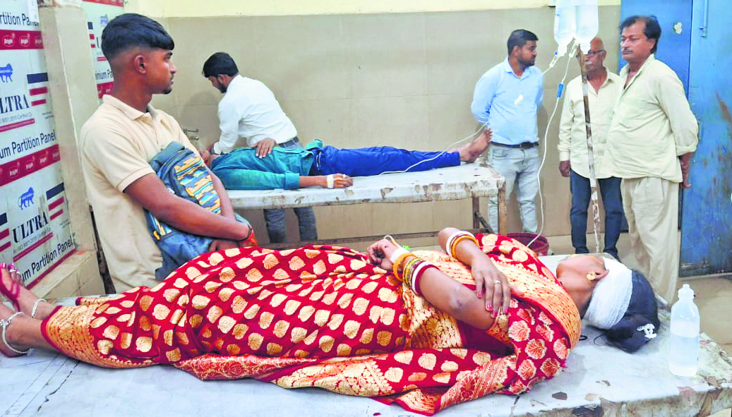 Saran News : दो बाइकों की टक्कर में पति-पत्नी समेत तीन लोग जख्मी