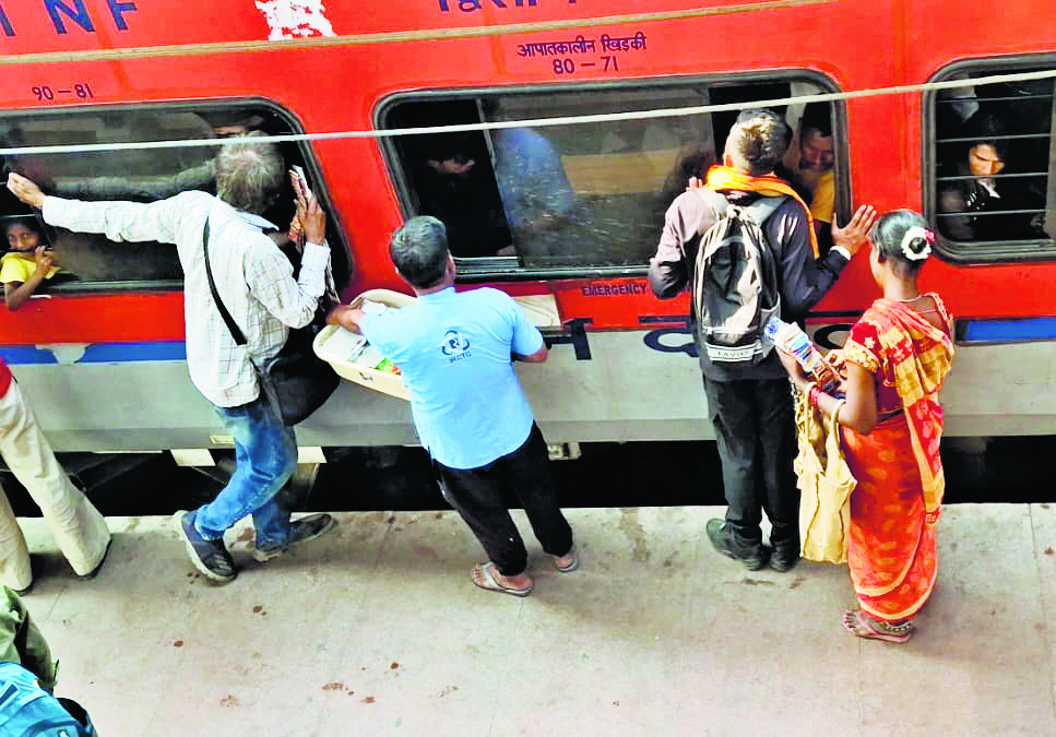 Saran News : जंक्शन पर गुटखा बेचने के दौरान दो महिलाएं आपस में भिड़ीं