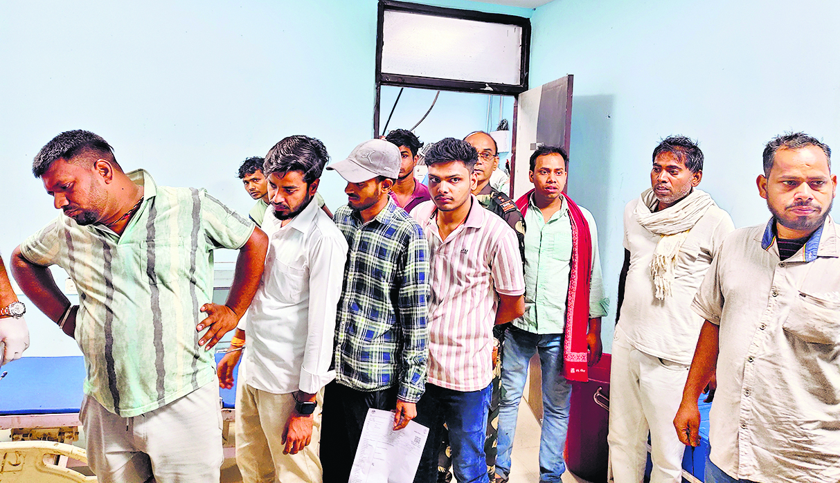 Ara News : ऑटो पलटने से युवक की मौत, दूसरा जख्मी