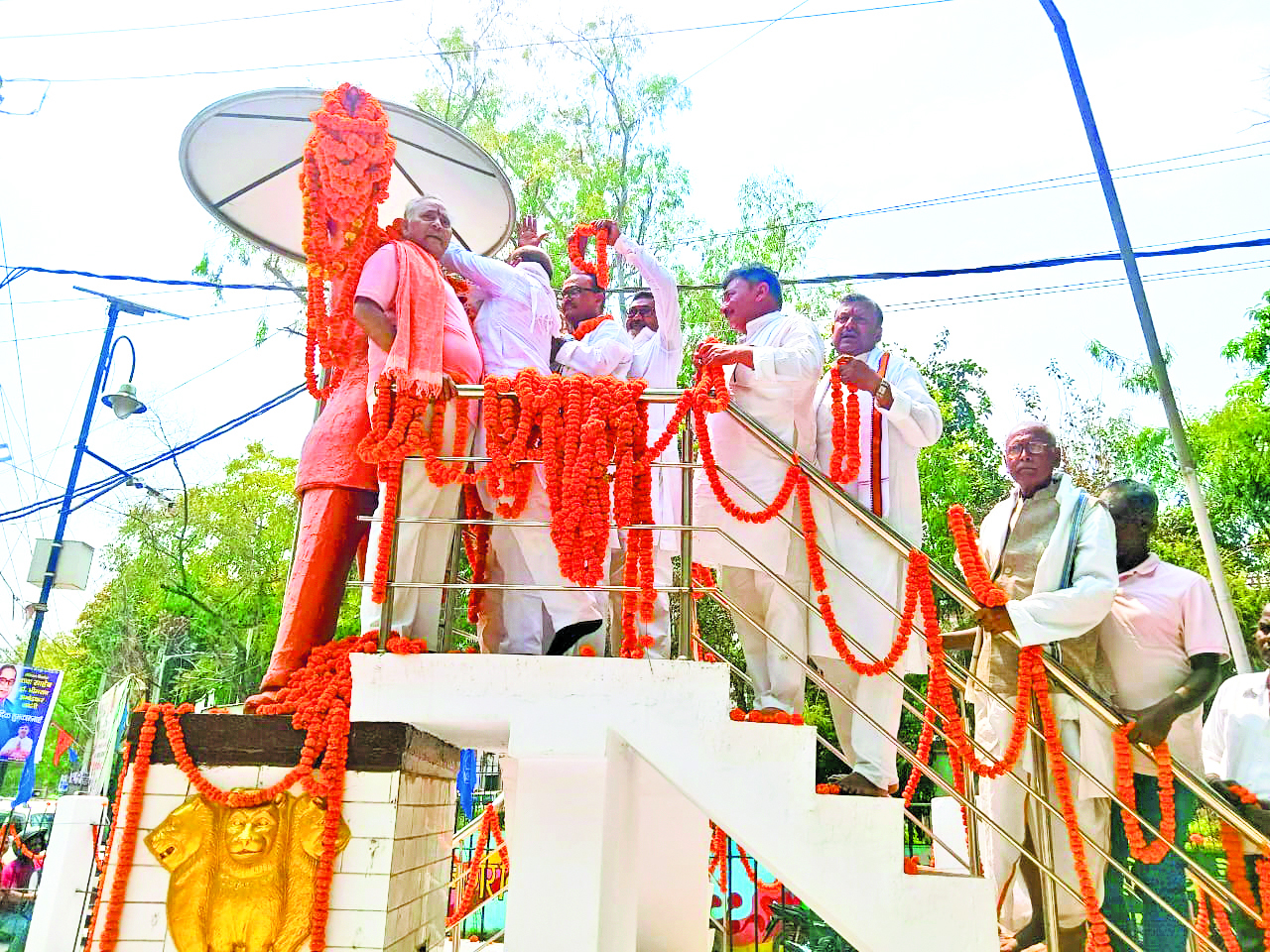 Ara News : संविधान के शिल्पकार को लोगों ने दी श्रद्धांजलि